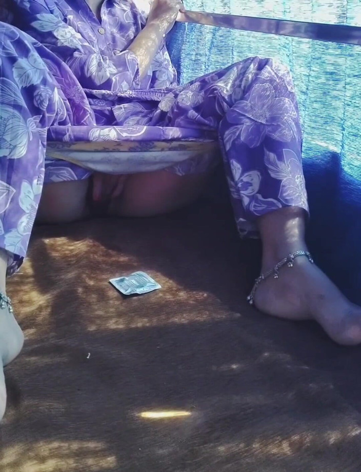 Khushboobhabi: Flickan gav kondom till pojken i buss