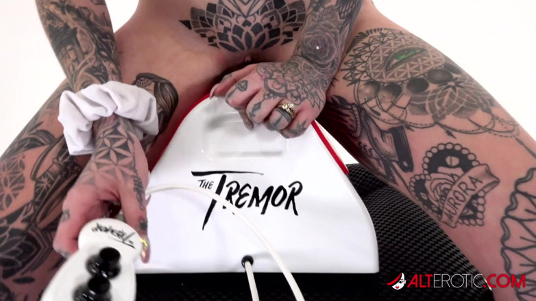 Alt Erotic: Tattooed Amber Luke rides the tremor for the first time