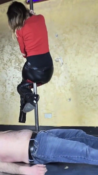 Dominatrix But memijak hamba submisif