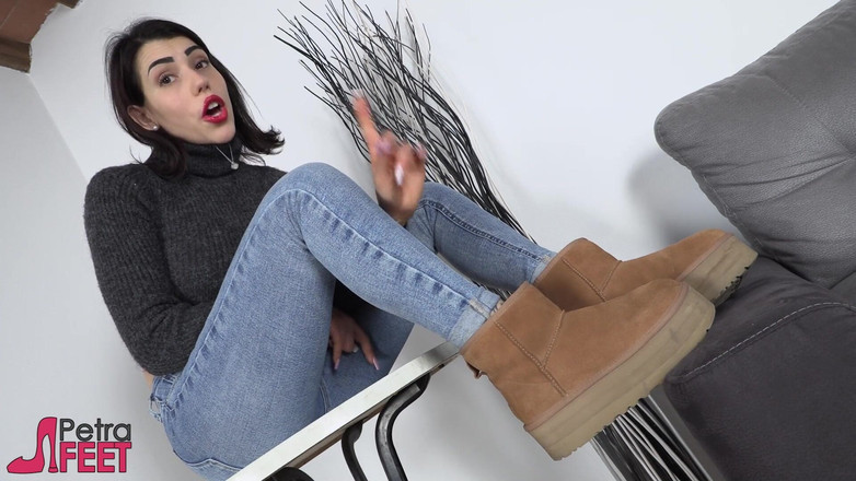 Foot Fetish HD: Выдающаяся темноволосая крошка Petra соблазняет ее удивительными на вид ступнями и пальцами ног