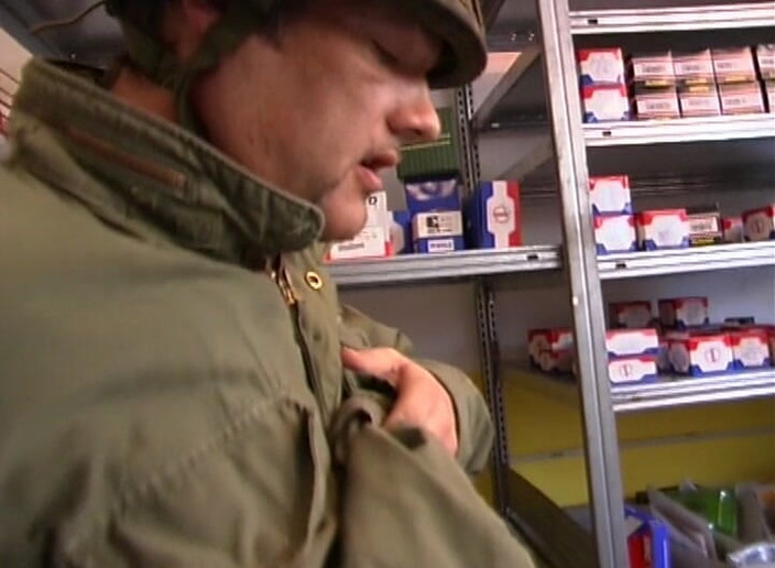 Male Dom - Spanking - BDSM: Cewek nakal rambut cokelat dengan kosin lateks dan topeng dientot...