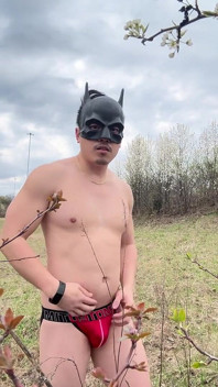 Asian Muscle God strips, flexes jego V-taper i ciasny tyłek, liże jego biceps, a następnie smakuje jego ogromne obciążenie