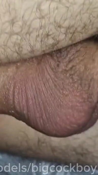 Femboys follan agujero en semen caliente de un papá caliente durante sexo sin protección