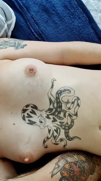 La hice correrse en mi polla mientras mi amigo nos tenía ojos