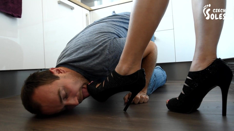 Czech Soles - foot fetish content: Prenses ve ayak kölesi eğlence için