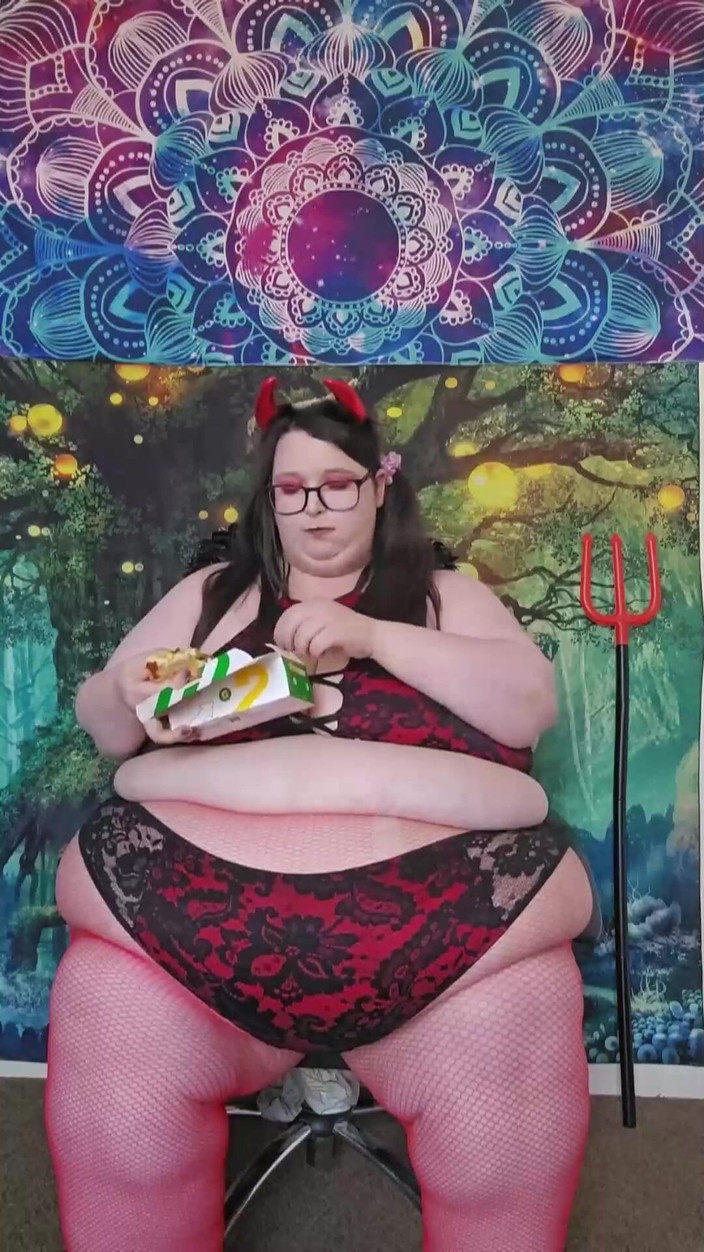 SSBBWLadyBrads: Devil jilat di kereta bawah tanah bagian 2