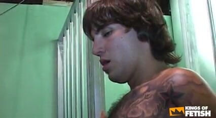 Gay Diaries: Prisioneiro tatuado e um policial bombeando suas bundas em muitas...