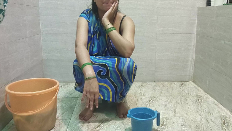 Saarabhabhi6: Macecha nechá nevlastního syna šukat při čištění oblečení