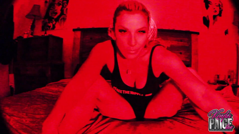 Kayla Paige: Kayla Paige mon lit en rouge !
