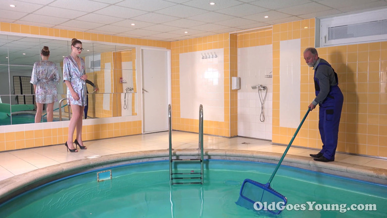 Old Goes Young: Une jeune glory sexy s’amuse avec le vieux poolman