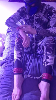 Self bondage – kettenleder-halsband-füße