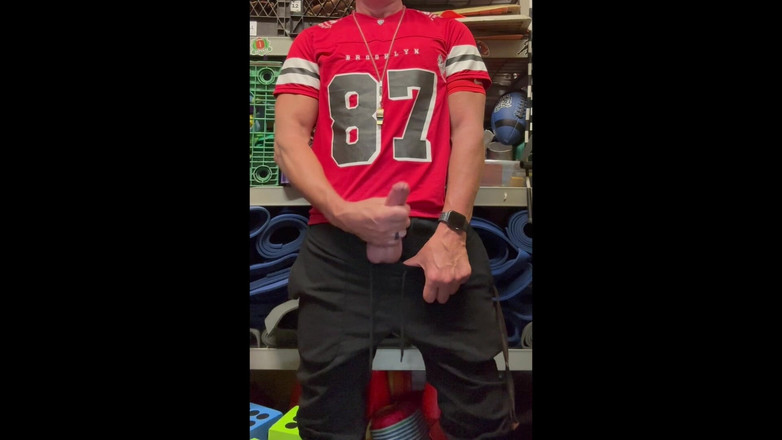 JockDad87: Jockdad87在球衣上喷了一堆标有87号的球衣。