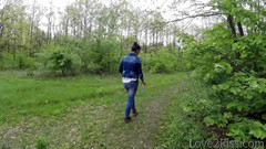Love 2 Piss: 全天然。Ingrid正在撒尿并用树叶擦拭自己