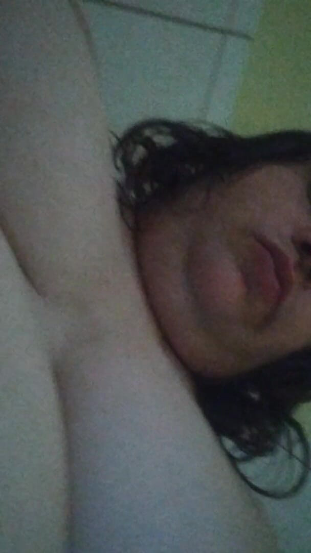 Ziasavv: Mostrando mis tetas y jugando con mi gran clítoris duro
