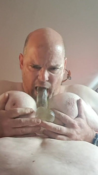 Die Schlampe Kann Einfach Nicht Die Finger Von Ihren Titten Lassen