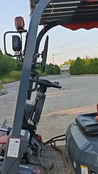 Berbogel meronda tapak pembinaan jalan yang sibuk dan melancap di atas forklift