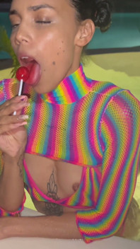 Latina Mojada Provocandome Junto a La Piscina