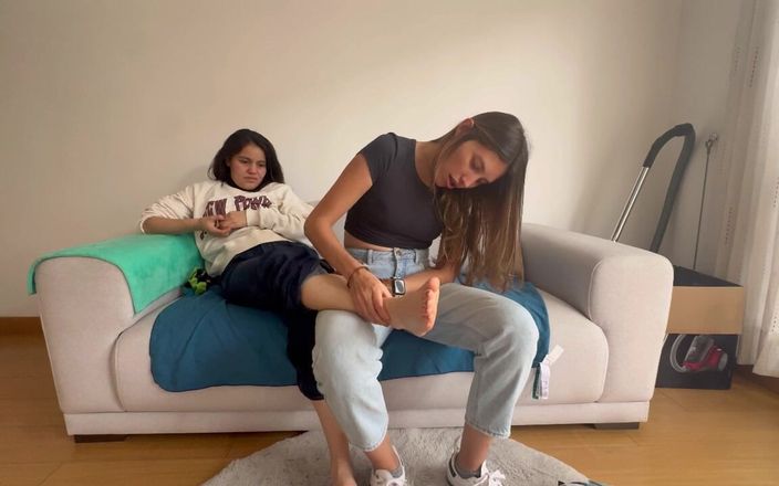 scarlettandc: Minha namorada me mostra seu fetiche cheirando e massageando meus...