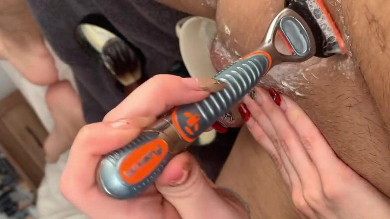 BackInAFlash: Vidéo complète - une fille rase la bite d'un ami