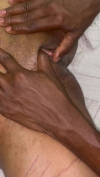 Amantes africanos en la cama