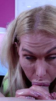 Krásná blondýnka divočí na tvém ptákovi