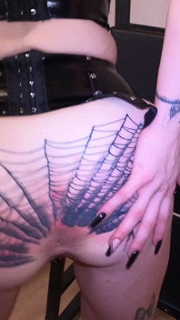 Une MILF aux cheveux noirs se fait détruire le buste large et reçoit un creampie dans un donjon BDSM