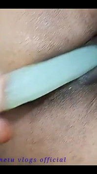 Mio marito era via quindi ho usato un dildo per la mia bella piccola figa stretta