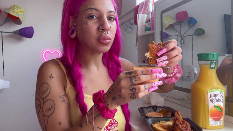 Nali Marie: Mukbang het kyckling Kryddig ansiktstuff bimbo överätande petite tonåring äta sploshing pov...