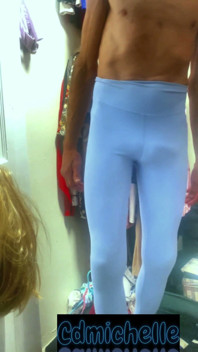 Trav Michelle Indossa Un Sexy Spandex Blu Sporgente Che Sporge Con Perizoma Visto