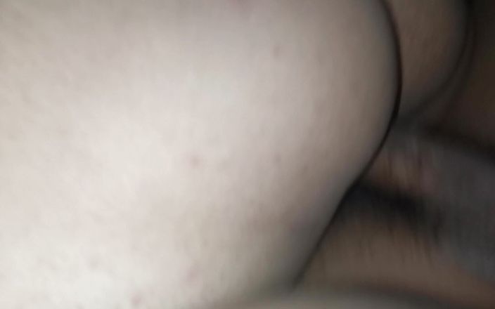 E-Alfa: E-alpha neukt een rijke vrouwelijke amateur-milf