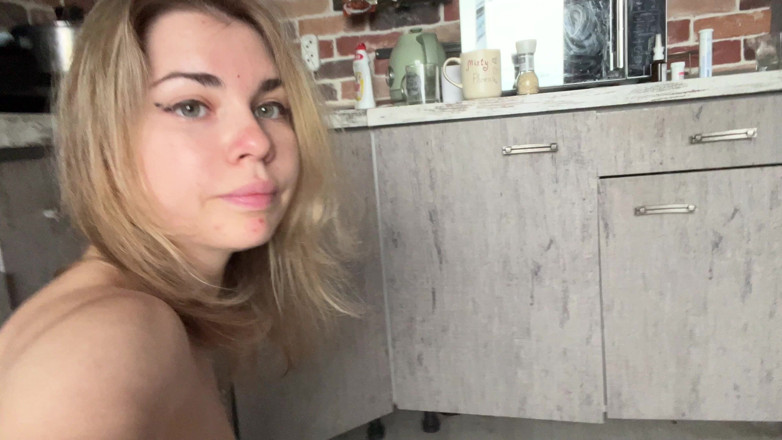 Misty Phoenix: Pinkeln auf mein Skateboard und zeigen sie die pfütze aus...