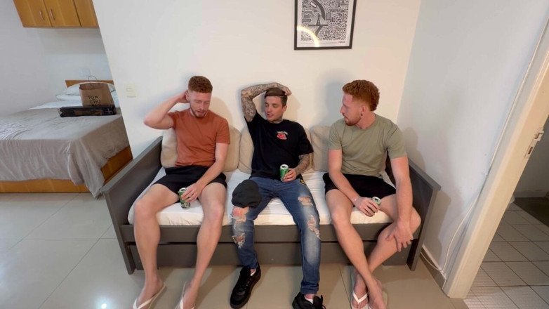 ErickDiazSp: Erkekleri ziyarete gittim ve ikisiyle de seks yaptım