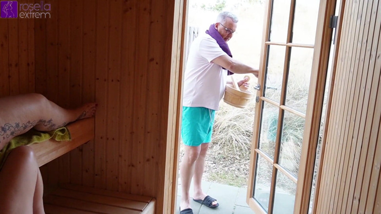 Rosella Extrem: Tina y Rosella follan al salvavidas en la sauna!