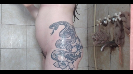 RavenHearth666VIP: Inserto mi tapón rosa y me ducho con él para estirar...