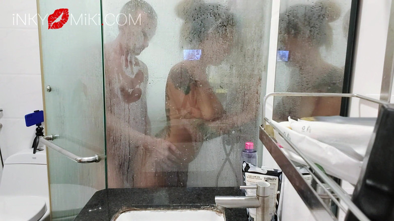 Inky Miki: Трахнули в хостеле совместного душа и чуть не разбили стекло