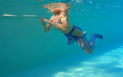 Hotvaleria: Schwimmen Und Pissen