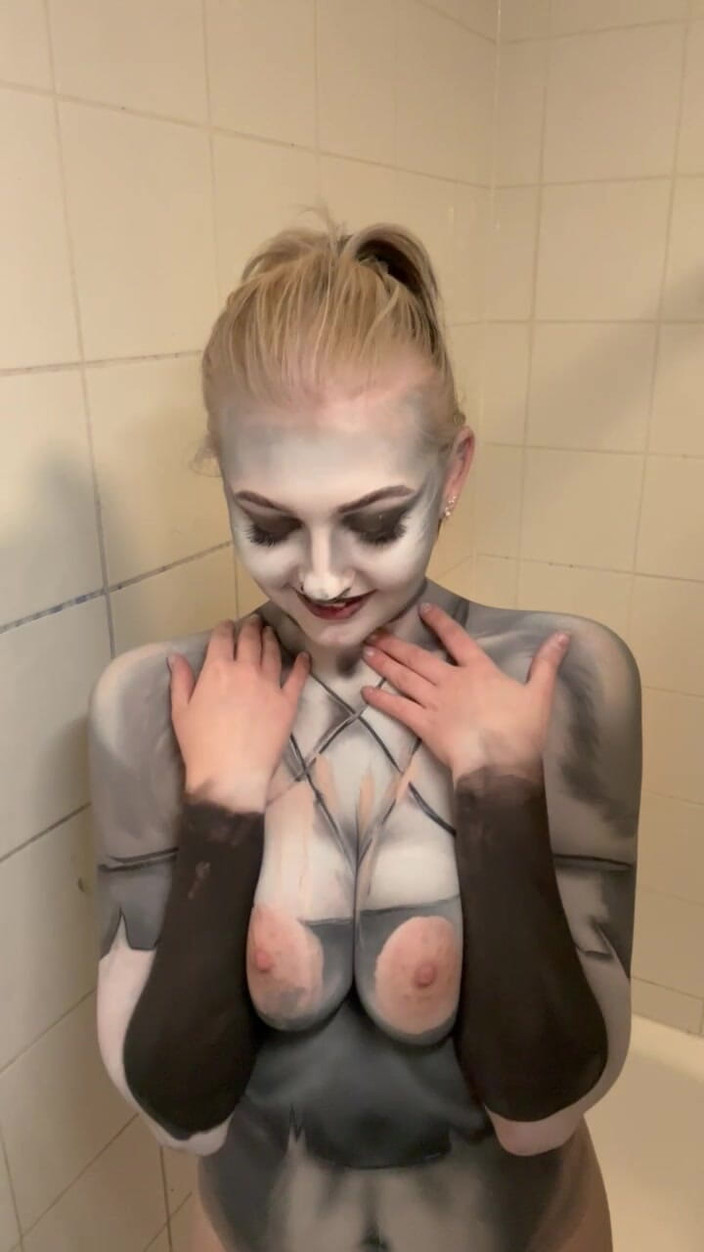 Em Yang: Cosplay Loona Wolf kroppsfärgborttagning &amp; tit play