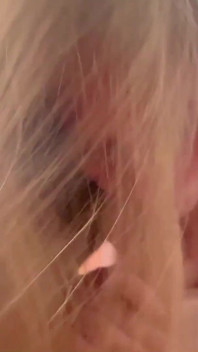 Un show en bikini se termine par une baise intense et une éjaculation sur mon joli visage !