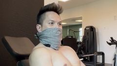 barenakedboy: Мастурбирует в спортзале