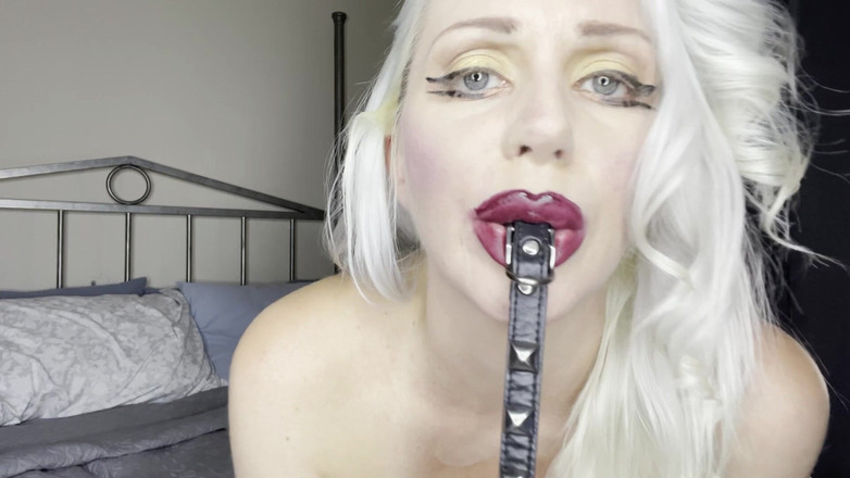 Sultry Silvea: La calda cameriera francese silvea viene punita