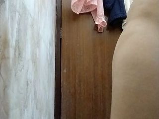 Riyathakur: 印度妻子与热身洗澡