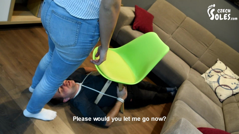 Czech Soles - foot fetish content: Diikat dan dibuat mengendus kaus kaki Megan - bagian 1