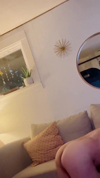 Milfs werden auf der couch gefickt
