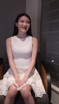 그녀의 비밀 열정에 굴복하면서 미소를 지으며 톤이 있는 오지는 피부의 미녀