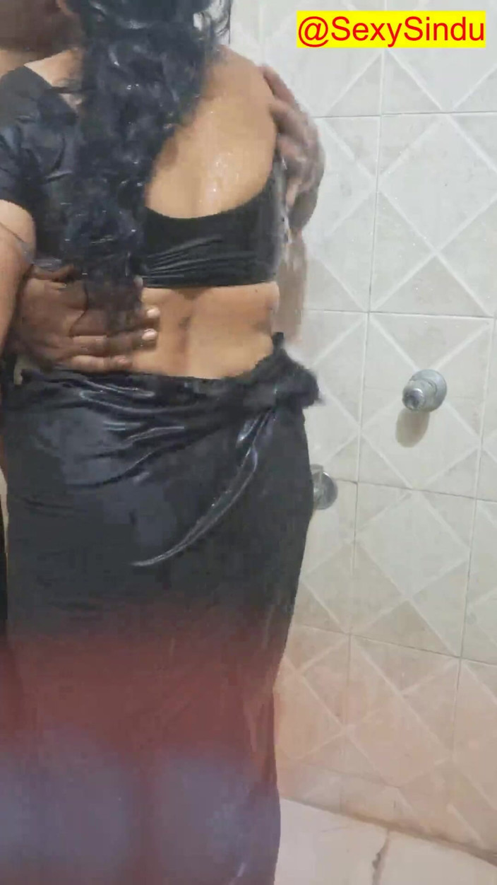 Sexy sindu: Cô vợ Ấn Độ đang tắm trong saree