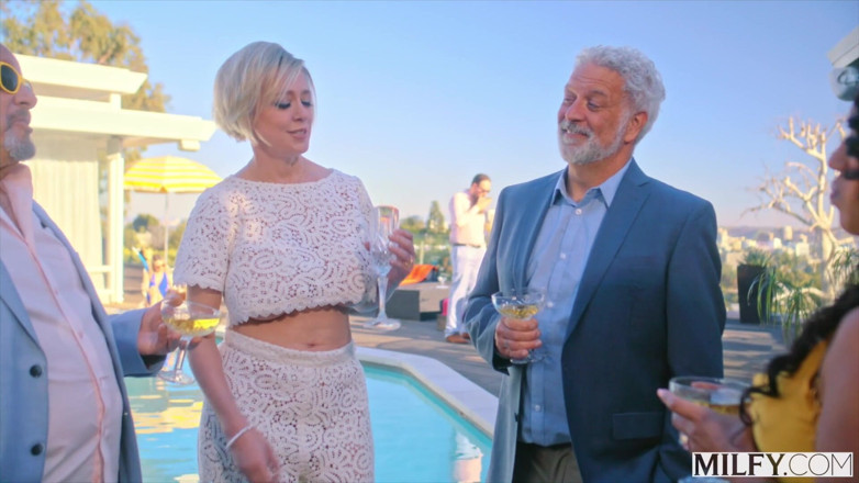 Milfy: MILFY głodny kogut socialite Dee rucha serwer na imprezie w...