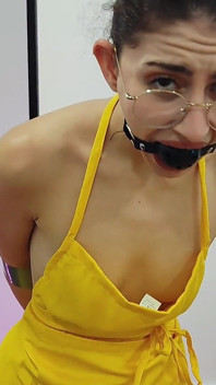 Atemberaubende brünette sexy schürze fetisch mit ball geknebelt, tape bondage