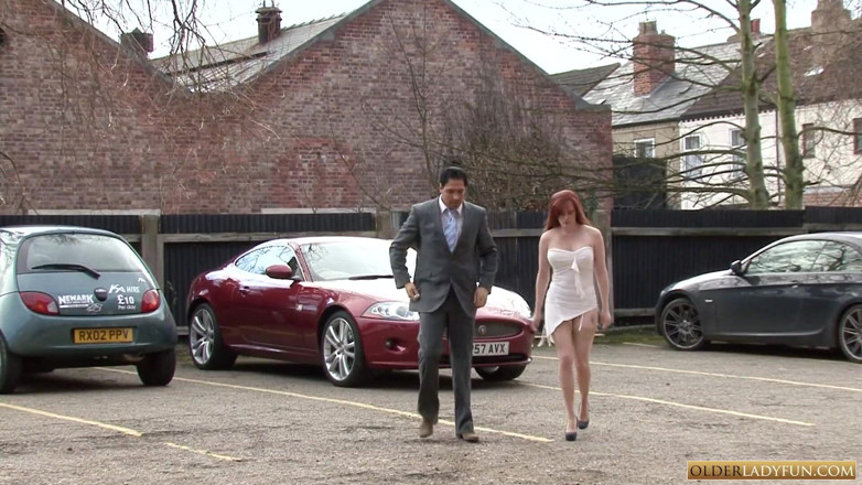 Older Lady Fun: Lelaki bertuah dapat pertemuan dengan MILF British Holly Kiss yang...