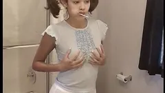 Hubená teen latina bere bílého ptáka do zadku