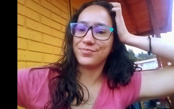 Nathalieprez4: Dotýkám se své kundičky na balkóně a sousedé mě sledují